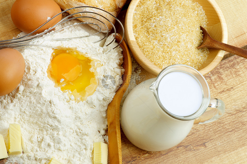 准备用牛奶罐面粉黄油鸡蛋糖和木质勺子的成分图片