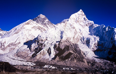 尼泊尔喜马拉雅山脉蓝天明亮的珠穆图片