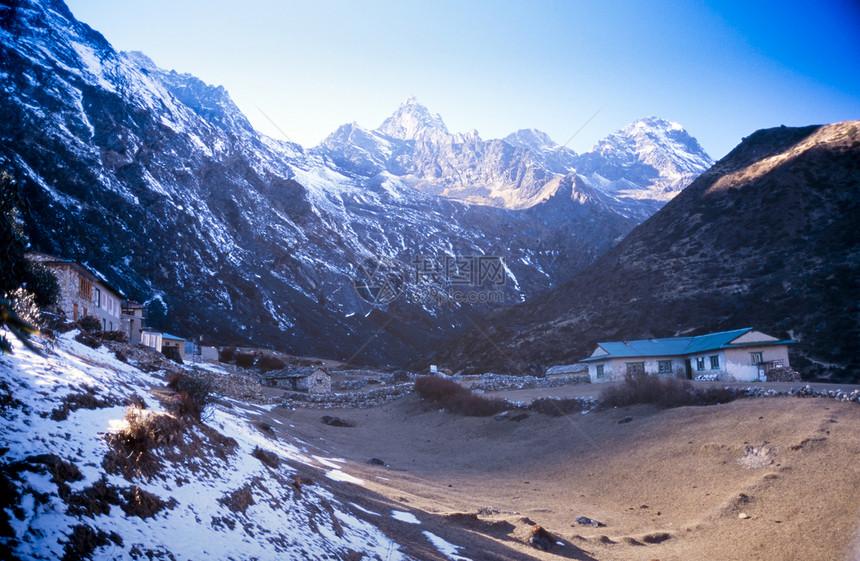 沿着通往尼泊尔喜马拉雅珠穆峰基地营的图片