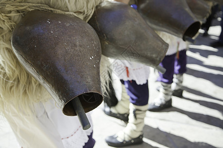 巴斯克传统中的牛铃巴斯克国西班牙的图片