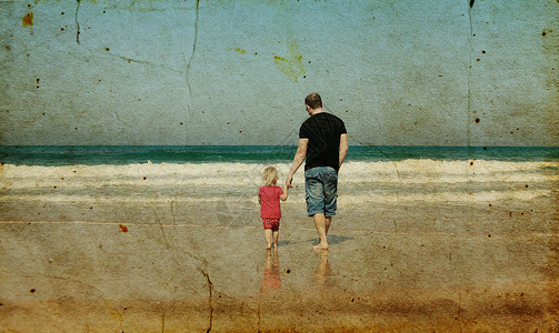 父亲和女儿在海滩上照片以旧图片
