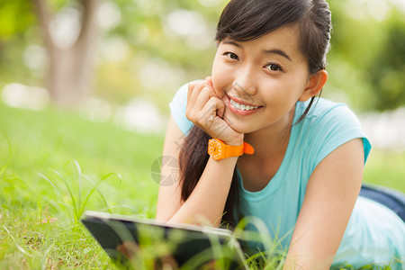 一名女学生在户外用小工图片