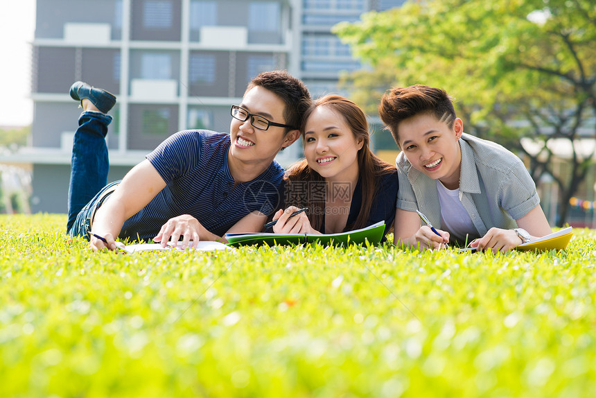 在校园草坪上学习的学生图片