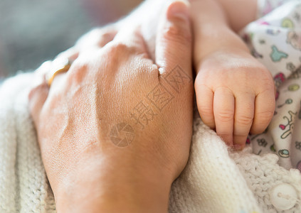 婴儿和母亲的手表达爱意图片