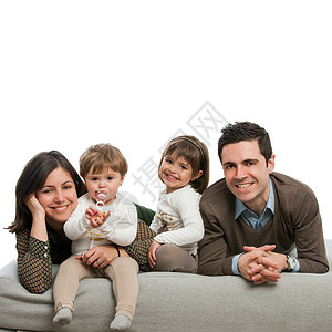 幸福家庭在沙发上放松的近距离肖图片