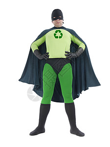 胸前有绿色回收箭头符号的生态超级英雄自信地站在白色背景图片