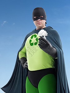在蓝天上站立的CFL灯泡胸前拿着绿色循环箭头符号的生态超级英雄图片