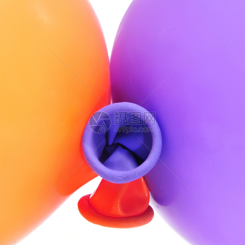 白色背景上橙色和紫色气球的特写图片