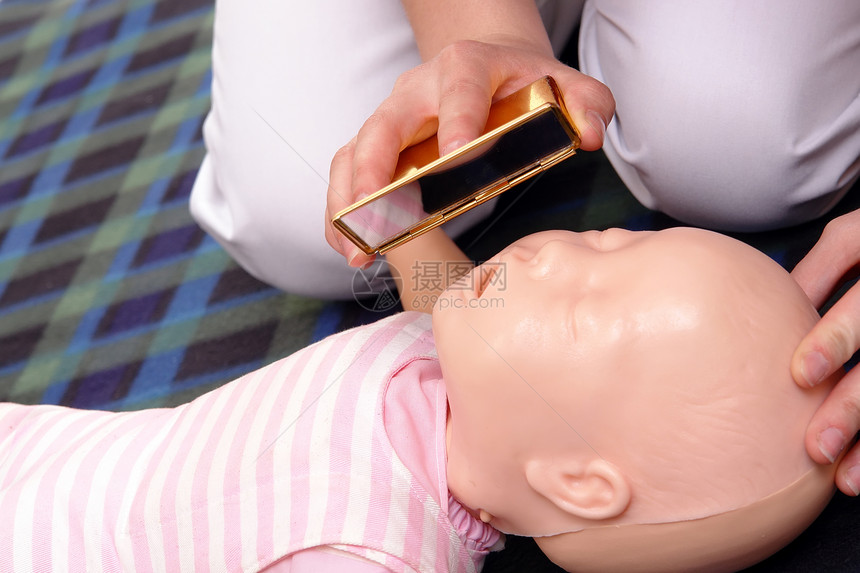 婴儿假人急救示范系列急救指导员示范如何使用镜子检查图片