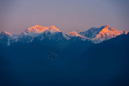 世界第三高峰干城章嘉峰的山峰呈现出红色图片