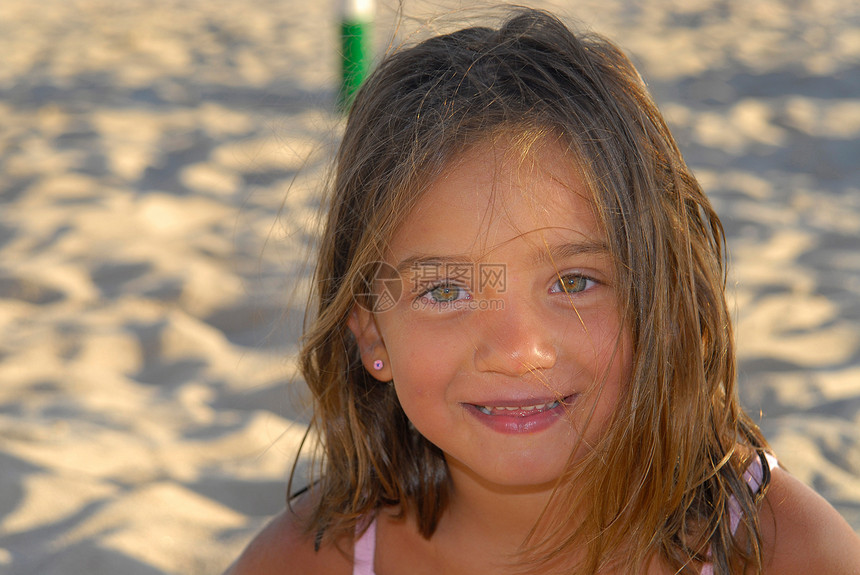 沙滩上的孩子图片