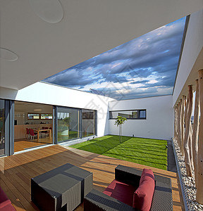 现代住宅设计：美丽的户外花园和室内木制家具的完美结合图片