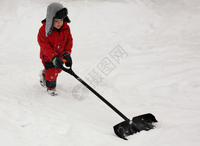 冬天铲雪的男孩图片