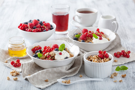健康早餐配酸奶和格兰诺拉麦片图片