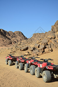 沙漠滑板车的轮子排成一排图片
