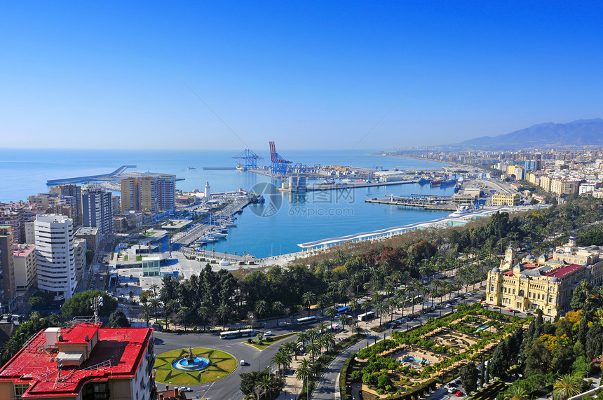 西班牙马拉加市港口和海岸线的空中图片