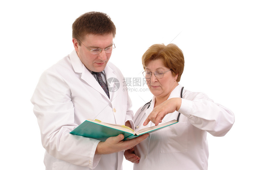 年轻男医生和老年女医生在书中讨论医学案例时图片