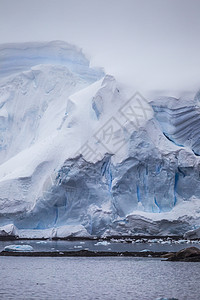 冰山与雾在寒冷冰冻的南极大陆的库存照片图片