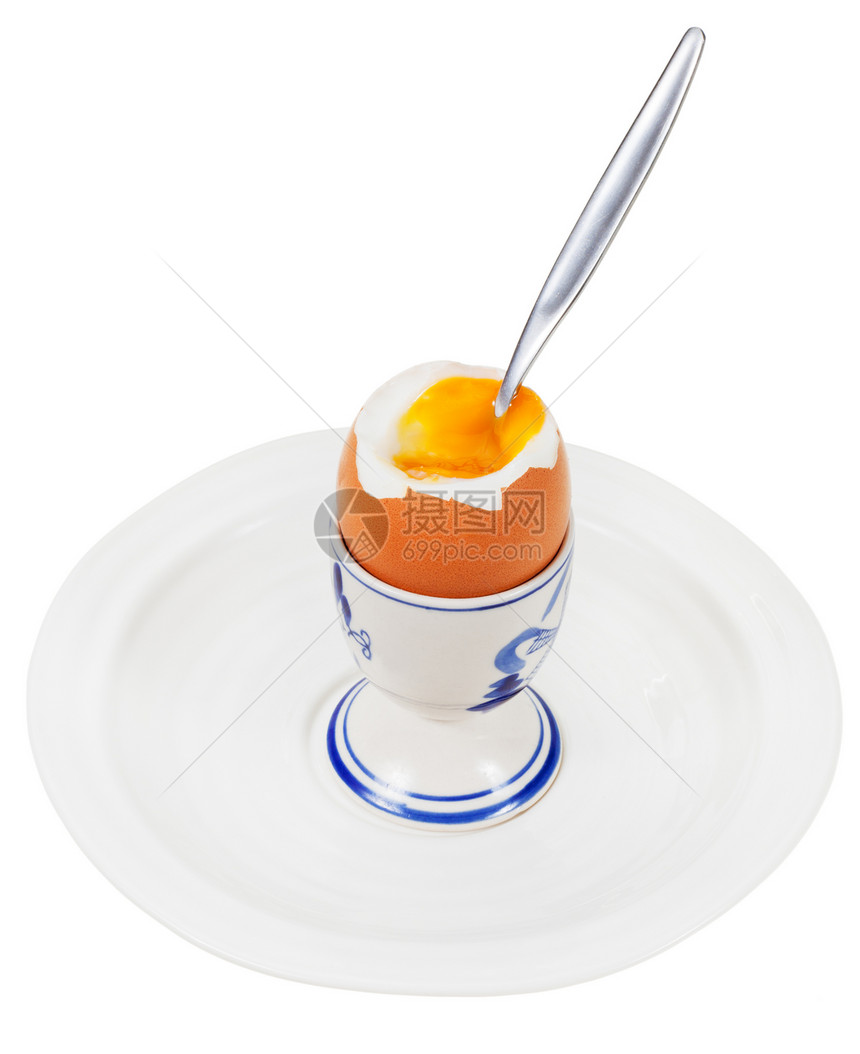 在白盘上的蛋杯里吃软煮鸡蛋图片