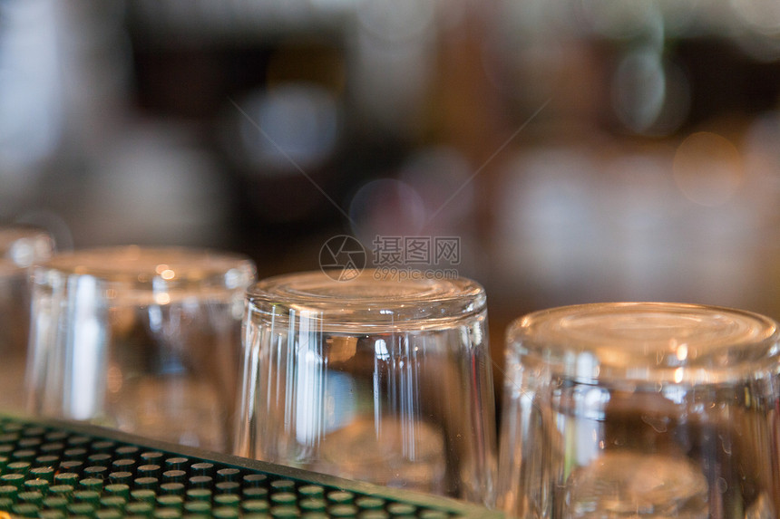 酒吧里的空啤酒杯图片