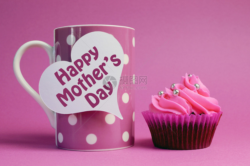 粉红色的母亲节快乐纸杯蛋糕礼物图片