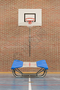 学校健身房的内部在篮子上跳得很高图片