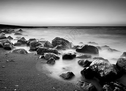 日落时海岸和石头明图片