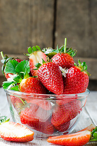 玻璃碗里的新鲜草莓图片