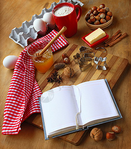 食谱和蜂蜜黄油鸡蛋坚果肉桂餐桌上面粉图片