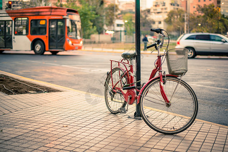智利圣地亚哥的自行车对公交运输业情况双车背景图片