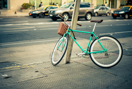 停在街上的都市绿色自行车高清图片