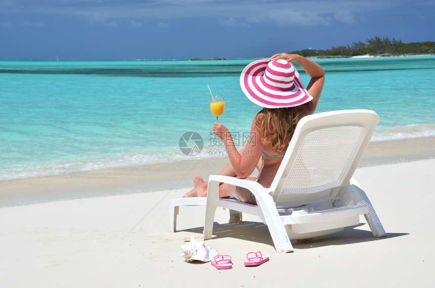 在巴哈马Exuma海滩上喝图片