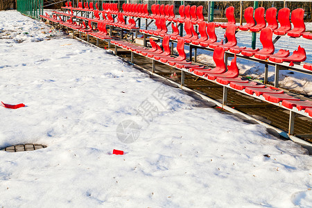 淡季运动场红色破塑料座椅图片