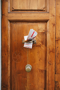 多本杂志装在木门的信箱里图片