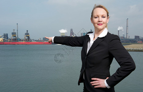 一个自信的商业女人的肖像指着港口图片