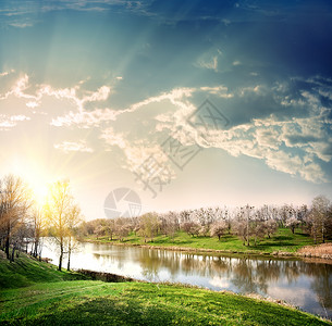 与河和太阳的春天风景图片