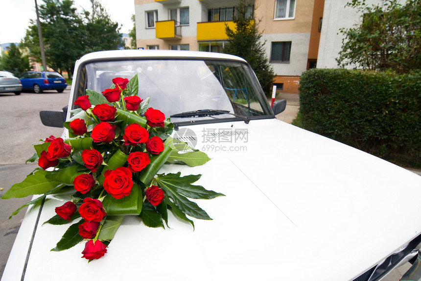 用玫瑰装饰的老式婚车图片
