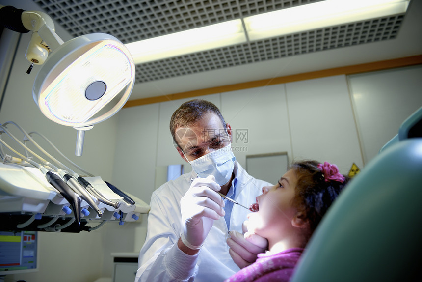 女婴在牙科诊所就诊时的医生牙医检查年图片