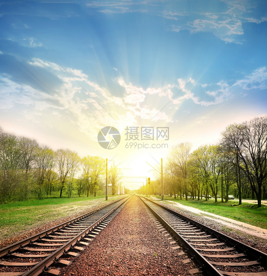 铁路在农村的铁轨上日图片