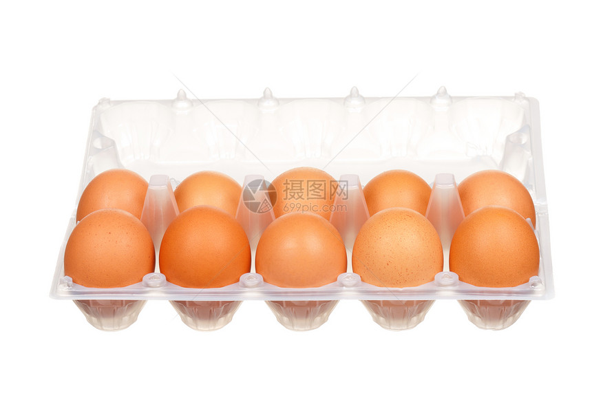 在白色背景的塑料盒中的棕色鸡蛋图片