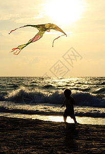 孩子在海上玩风筝图片