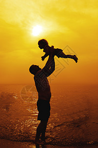 父亲和女儿在日落图片