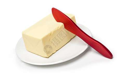盘子上有红刀的黄油片图片