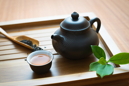 竹席上的茶叶茶杯和茶壶图片