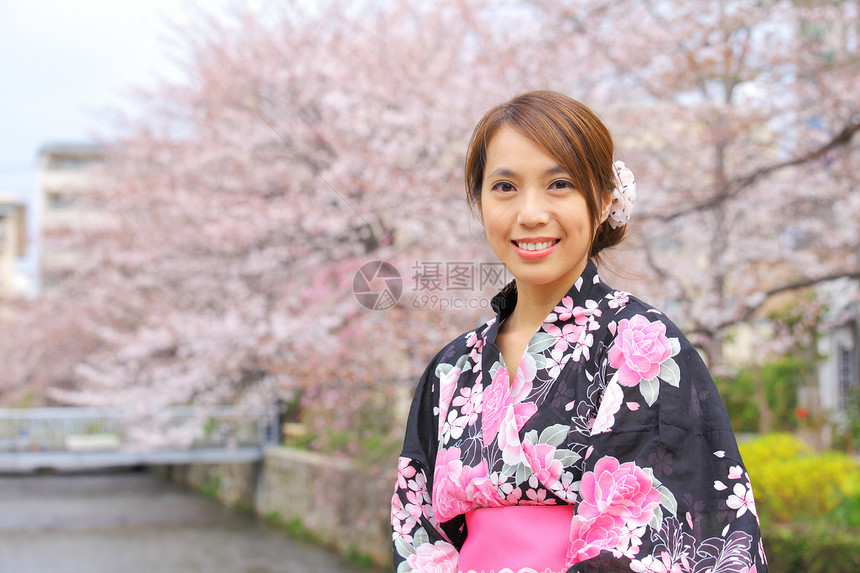 身穿和服的日本女人图片
