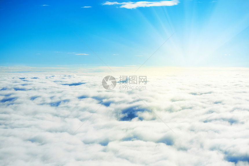 蓝天和蓝云地面上的平面视图可图片
