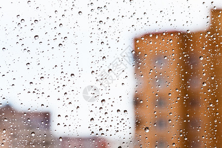 窗口上的雨滴有图片