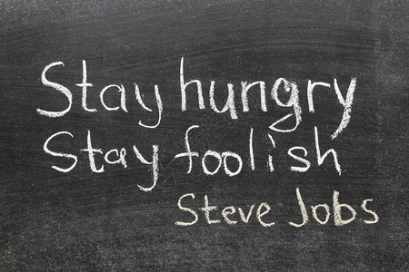 有名的史蒂夫乔布斯在黑板上写着保持饥饿背景图片
