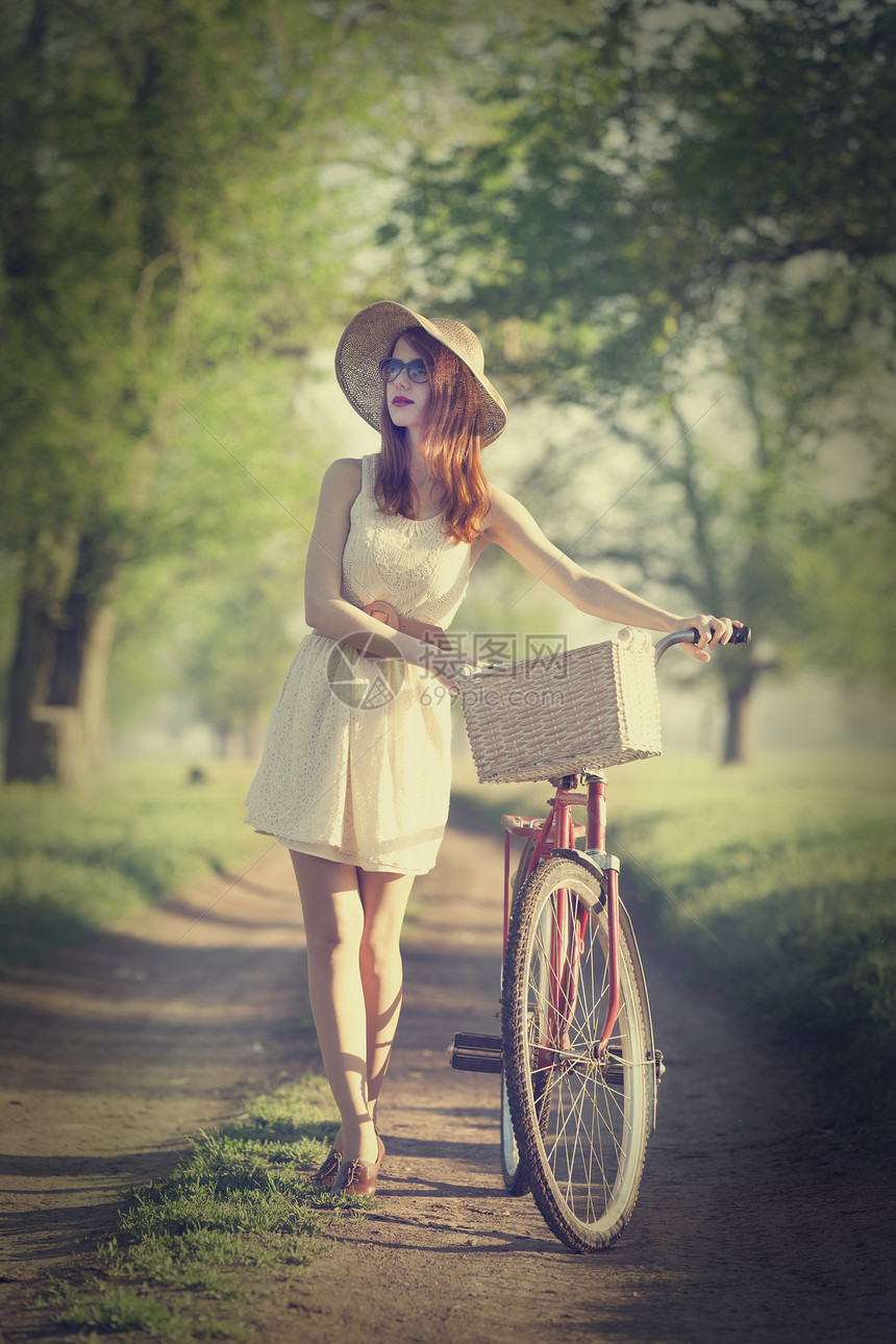 在农村骑自行车的女孩图片