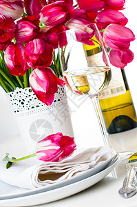 白色葡萄酒杯和节日餐桌上的瓶子图片